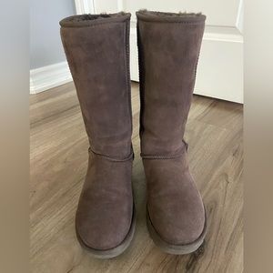 UGG Women’s Classis Tall ll, size 9. Chocolate Brown